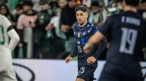 Uruguay de azul ante Argelia, cuando Valverde todavía usaba la 15. Ahora, en el Mundial, usa la 8. Foto: oficial de la AUF en redes sociales.