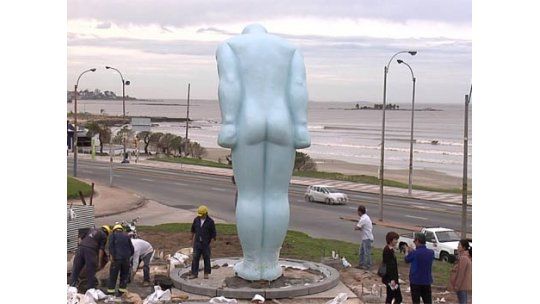 Escultura con reverencia oriental sorprende en Montevideo