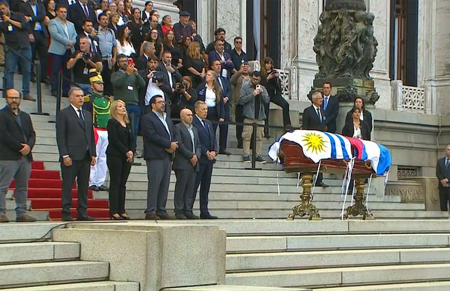 mujica-a-don-jose-parlamento.jpg