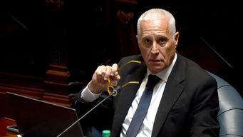 con los votos de la oposicion se aprobo en el senado la interpelacion al ministro del interior