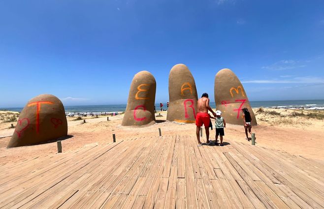 La Mano de Punta del Este, vandalizada por una mujer. Foto: Valentina Larrosa, enviada a Subrayado.