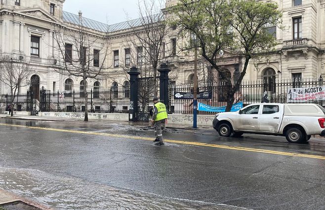 Faculta-de-Medicina-caño-roto-foto-Botti.jpg