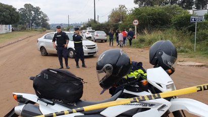 un hombre se atrinchero en un motel de salto tras herir de bala a su pareja.