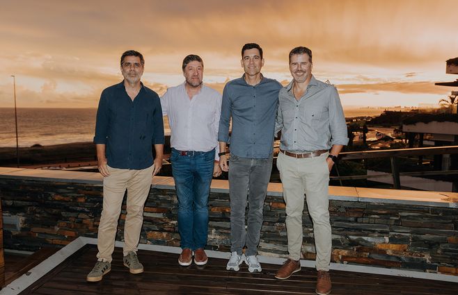 En la foto de izquierda a derecha: Francisco Jorge, socio del proyecto Selenza; Alejandro Prieto, director de Producción Altius Group; Josef Preschel, director general Altius Group; y Francisco Ferrés, gerente de Proyectos Punta del Este Altius Group.