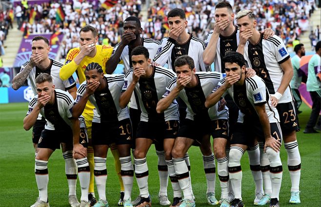 Los jugadores de Alemania se tapan la boca. Foto: AFP.