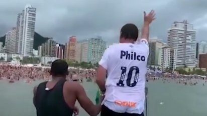 bolsonaro se tiro al agua con cientos de banistas y el video se volvio viral