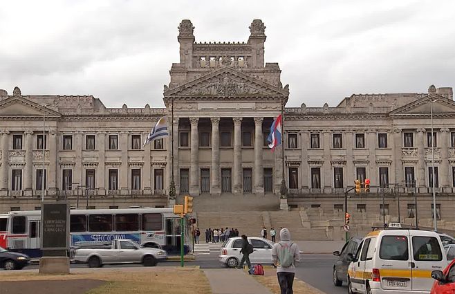 parlamento-ingreso-escalinata-transito-montevideo
