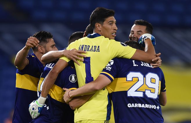 El plantel de Boca celebra el pase a cuartos de final