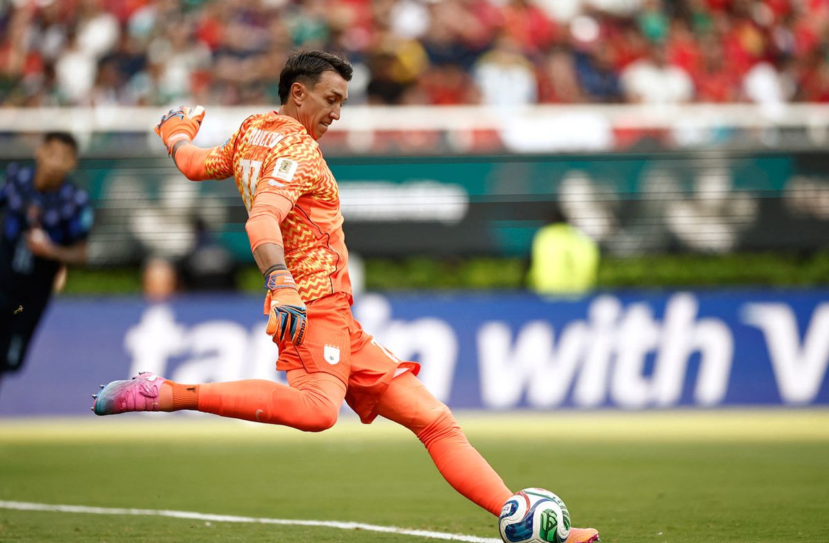 Muslera decidió no jugar el complemento tras error que eliminó a Uruguay del Mundial, dijo Bielsa