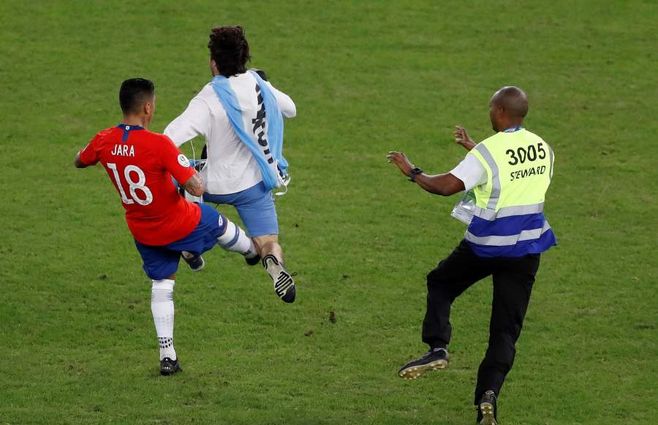 El zaguero trasandino volvió a dar la nota, esta vez pateando a un hincha revoltoso. 