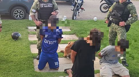 Detención de jóvenes en playa Bikini. 