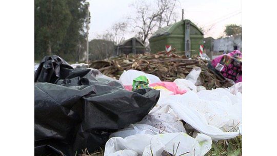 Clasificadores a la Justicia por tirar basura fuera de contenedor