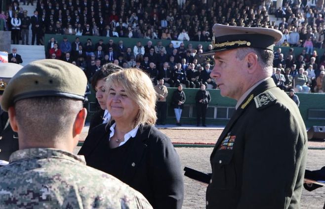 Ministra Sandra Lazo con el comandante del Ejército Mario Stevenazzi. Foto: FocoUy