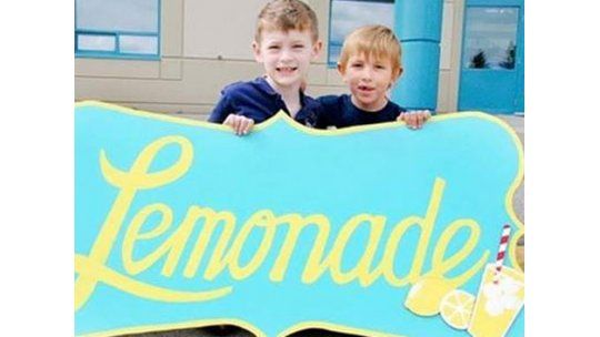 Vendió US$ 60.000 en limonada para ayudar a amigo con parálisis