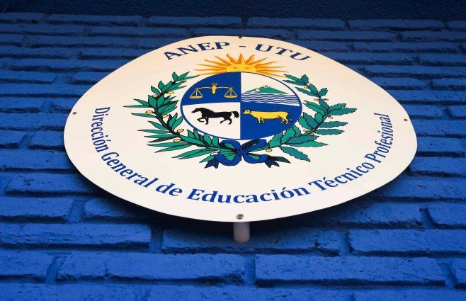 Foto: FocoUy. Escudo Nacional en UTU.