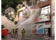 Bomberos realiza tareas de remoción tras incendio en el Centro