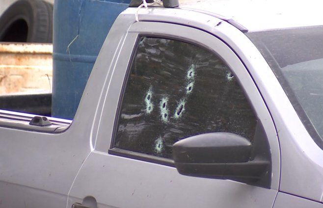 Foto: Subrayado. Hay 10 impactos de bala sobre la ventanilla del acompañante de la camioneta.
