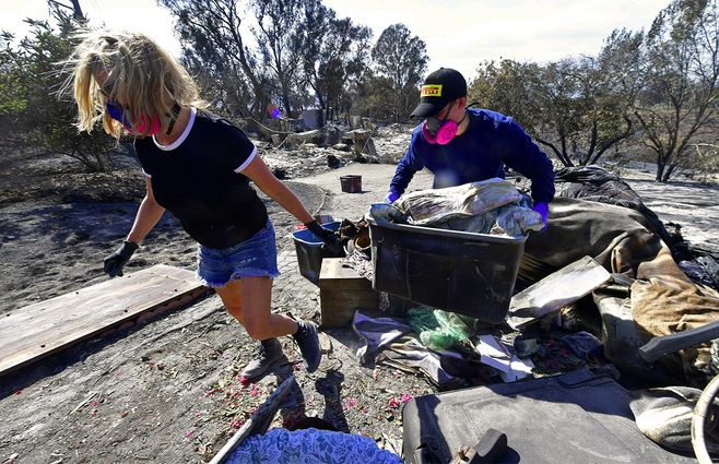 california-buscan-cuerpos-incendio-AFP.jpg