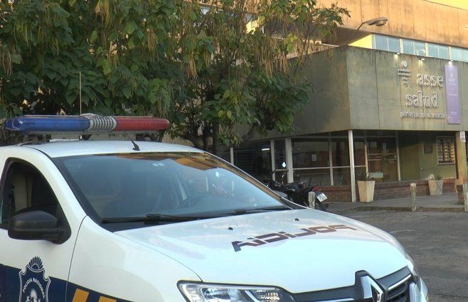 Foto: Subrayado. Policía en el hospital de Durazno.