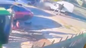 Motociclista está grave tras ser embestido por una camioneta; el conductor fue retenido por vecinos a pocas cuadras