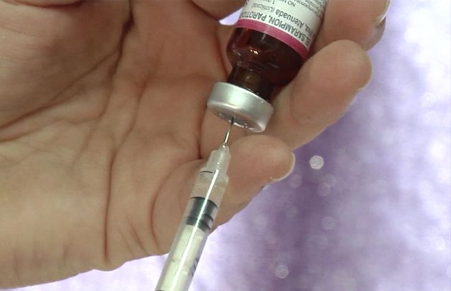 vacuna-sarampion-jeringa-ampolla.jpg