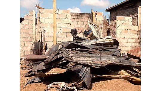Un incendio dejó en la calle a una familia de Barros Blancos