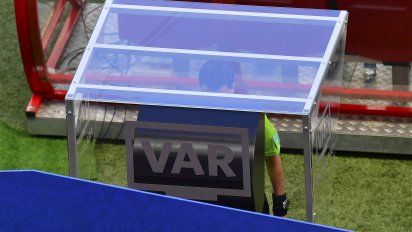 arbitro uruguayo usa, por primera vez en la historia, el var en el partido francia australia