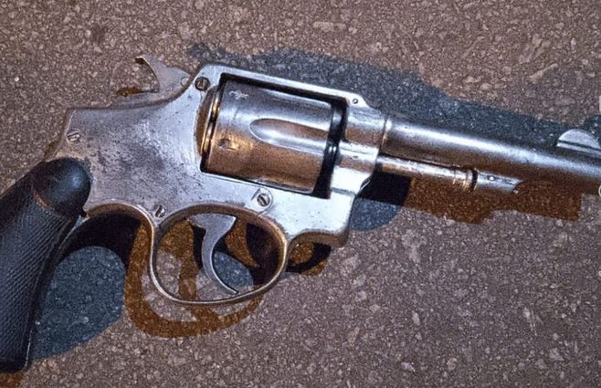 Foto cedida a Subrayado. Revólver del que se deshicieron los delincuentes. Quedó tirado en plena calle, y luego incautado. 