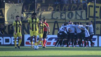 Foto: FocoUy. Celebración de los jugadores de Danubio, tras el gol.