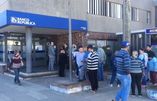 Foto: filas en los cajeros del BROU. Este sábado, en Rocha.