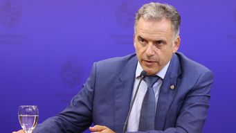 Yamandú Orsi en conferencia de prensa. Foto: Foco UY