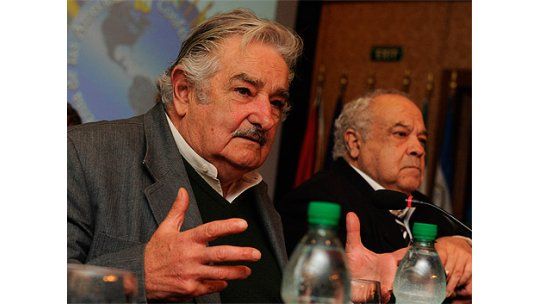 Mujica suspendió Consejo de Ministros y citó Consejo de Defensa