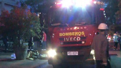 un auto se incendio en el subsuelo de un edificio que debio ser evacuado