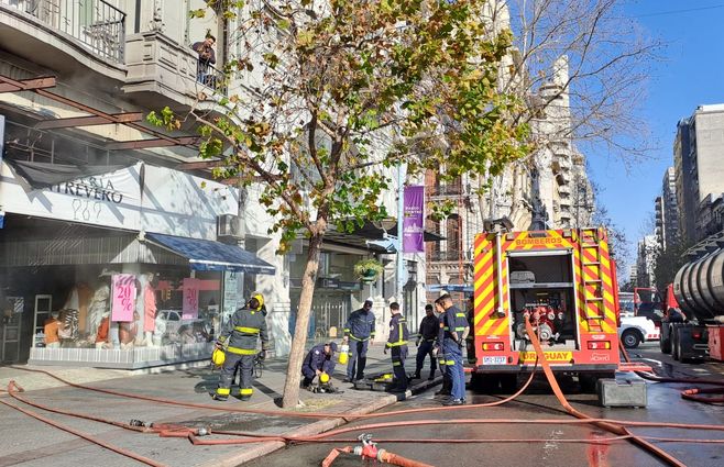 Incendio en 18 de Julio. Foto: Valeria de los Santos, periodista de Subrayado.