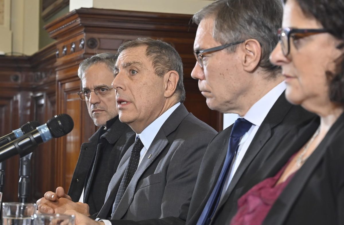 Economía entregó Rendición al Parlamento: "Ahorro importante" en protocolo y viajes, y recursos pospuestos en Colonización