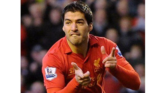 Luis Suárez hizo 2 este sábado y es el goleador de la Premier