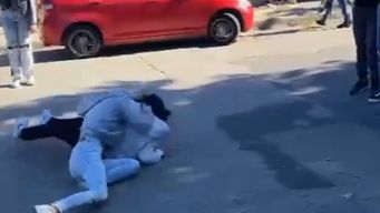 filman peleas entre jovenes frente al liceo 11 del barrio cerro; intervino la policia