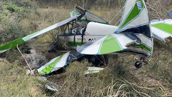 un hombre piloteaba una avioneta cuando el aleron toco el suelo y debio hacer aterrizaje forzoso