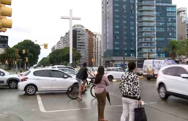 Foto: Arriba gente, canal 10. El cruce permanece sin semáforos encendidos a la hora 8:15 del lunes.