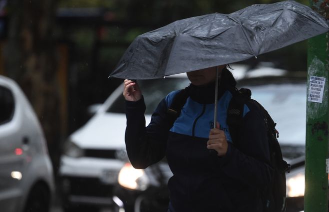 focouy temporal lluvias y tormentas paraguas.JPG