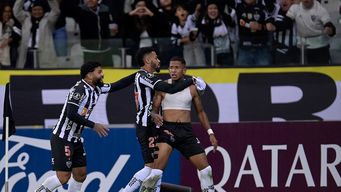 el mineiro logra el pase a octavos de libertadores ganando 3-1 al independiente del valle