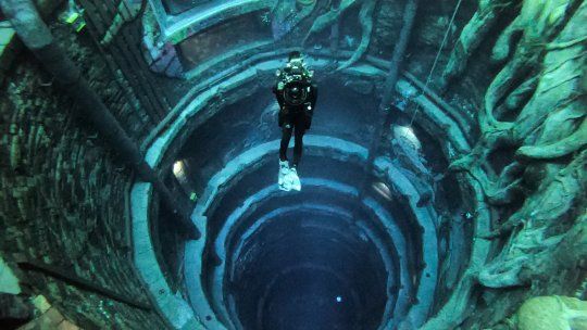 Un buceador experimenta Deep Dive Dubai, la piscina más profunda del mundo que alcanza los 60 m, en los Emiratos Árabes