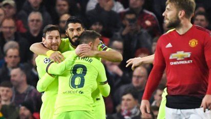 Suárez cabecea centro de Messi y va adentro. Como toca en Shaw le tanto se le adjudicó el tanto.&nbsp;