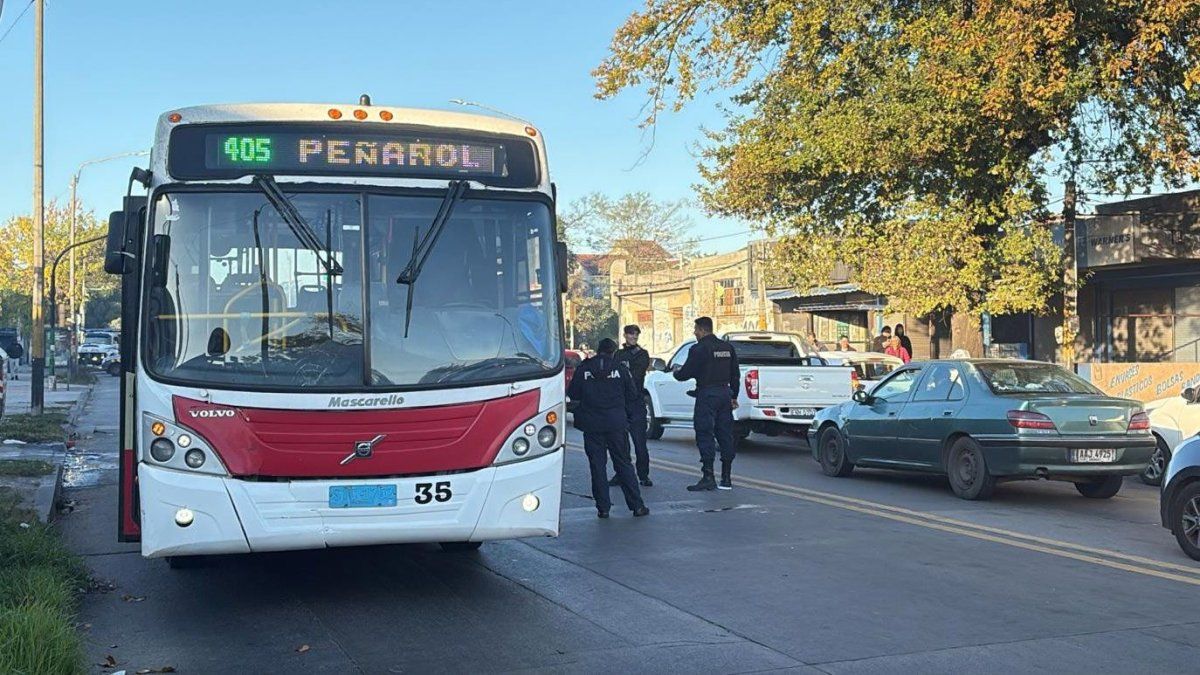 Ómnibus cruzó semáforo en rojo en Camino Maldonado y atropelló a una adolescente, que está grave