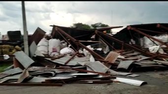 vientos de 122 km/h y lluvias intensas dejaron destrozos y calles inundadas en mercedes