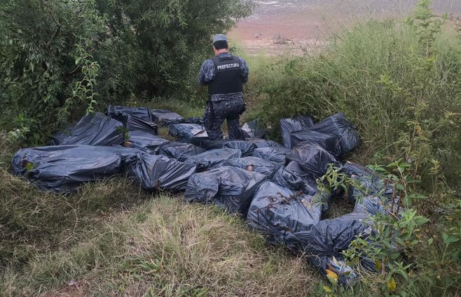 Foto: Armada Nacional. Incautación de cigarros en Salto.