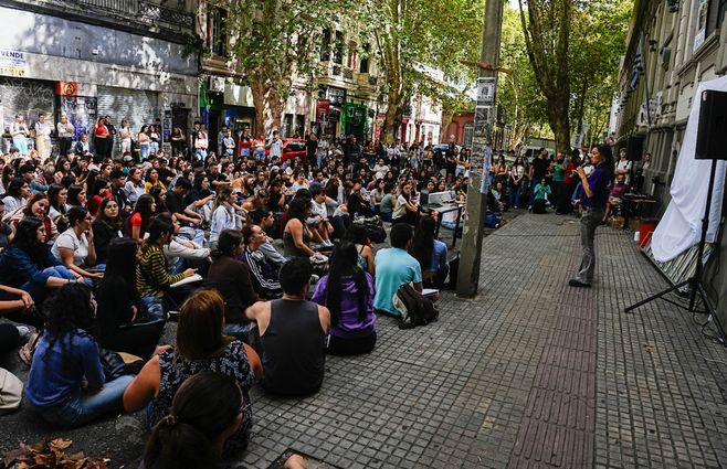 Docentes dan clases en la calle en la facultad de psicología. Foto: FocoUy