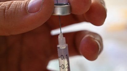Pfizer comienza inmunizar a partir de la primera dosis. Sinovac inicia su cobertura 14 días después de la segundo inoculación