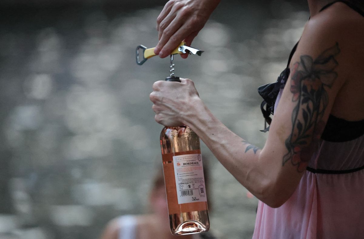 París alerta por saturación hospitalaria debido al calor y prohíbe consumo de alcohol en la vía pública
