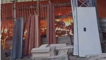 Incendio en un depósito de Suárez, Canelones: fuego y mucho humo en la zona, cerca de una escuela. Foto: captura de pantalla de video de Bomberos.